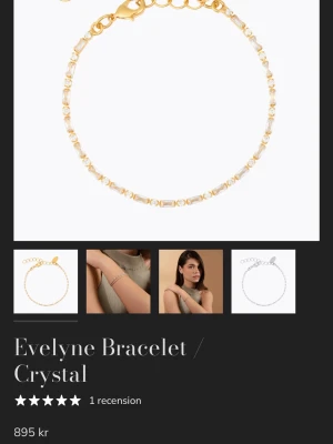 Guldarmband från Caroline Svedbom - Hej, säljer ett elegant guldarmband från Caroline Svedbom med gnistrande rektangulära. Armbandet har en tunn, smidig kedja och justerbar längd med karbinlås och märkbricka. Perfekt för dig som gillar stilrena smycken med lite extra bling. Säljer pga gått numera och blivit en silvertjej! Köpt för 895 kr för 1 veckor sedan 