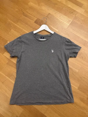 Grå t-shirt från U.S. Polo Assn - Tja den är i mycket bra skick i storlek S från U.S. Polo Assn