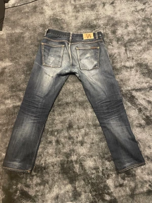 Selvedge nudie grim Tim  - Tja! Säljer nu mina otroligt eftertraktade Nudies, de är ett par Grim Tim dry selvedge och har sjuka fades som bara kommer bli bättre pga selvedge tyget. Storleken är 32,32 och straight fit.  Hör av er vid minsta fråga!