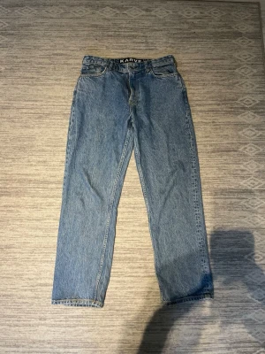 Blå loose fit jeans från Karve W29 - Säljer ett par klassiska blå jeans från Karve i loose fit-modell. Jeansen har raka ben, fem fickor och tydliga kontrastsömmar. Perfekta om du gillar en avslappnad och lite baggy stil. Materialet är robust denim i bomull.