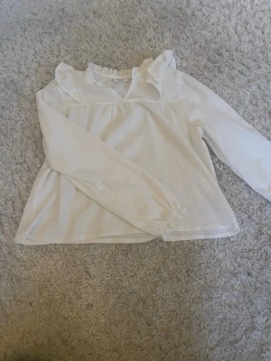 Vit blus  - En blus som har använts 2-3 gånger enbart på jul. Inga fläckar. Köptes på Kappahl julen 2024. 