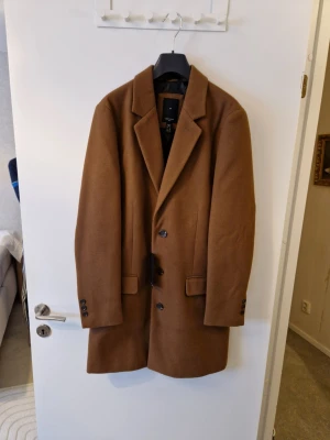 Oanvänd Kappa Storlek XS - Helt ny med tagen kvar på. Säljer även samma storlek i grå och svart färg på min sida. Ord.pris 1300 kr. Nu 900 kr. Skickas spårbart och försäkrat mot porto. Inga byten eller returer. 