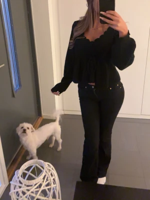 Svarta Lågmidjade bootcut jeans - Säljer ett par svarta Lågmidjade bootcut jeans. 