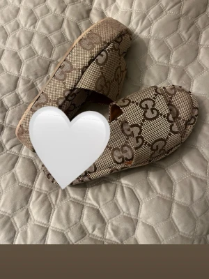 G plattform sandaler  - Säljer ett par snygga sandaler i beige och brunt. Jag köpte de på Vinted men de är tyvärr för stora för mig över foten så min fot glider rakt igenom. Endast testade av både mig och den person jag köpte de av, så därav är de i nyskick. Storlek 40 och passar mig som har 39/40 i längden. 