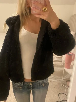 Svart teddyjacka med huva - Mysig svart teddyjacka från only💗 säljer pga att jag har för många jackor💗skriv vid frågor