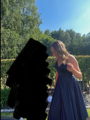 Blå balklänning med slits - 💙Elegant långklänning💙 Otroligt fin långklänning i mörk marin ton med slits framtill och öppen rygg med korsade band. Elegant passform som funkar perfekt till bal, fest, bröllop, eller andra fina tillfällen.  • Typ: Långklänning / aftonklänning / Balklänning • Färg: Marinblå • Detaljer: Slits, korsad rygg, tunna axelband • Skick: Mycket bra / som ny Nypris: 1500