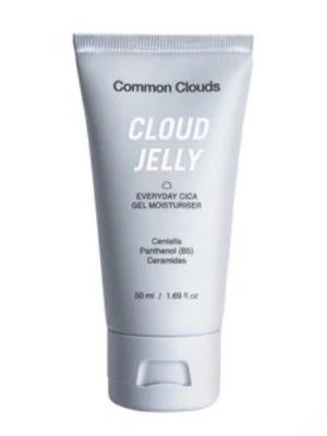 🍒Common Clouds Cloud Jelly Everyday Cica Gel Moisturiser🍒 - 🍒Cloud Jelly är en ultra-fuktgivande, oljefri gelkräm som omedelbart återfuktar o lugnar stressad hud. Barriärstärkande pantenol (vitamin B5), centella asiatica, hyaluronsyra o ceramider verkar tillsammans för att öka hudens fuktnivåer, dämpa blossighet o skapa en jämnare hudton. Huden känns fuktmättad, lugn och plumpad. Cloud Jelly passar alla hudtyper, Lite använd med mycket produkt kvar. Ord. pris 189kr🍒