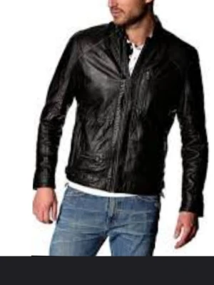 Svart bikerjacka från G-Star RAW S - Säljer en svart bikerjacka från G-Star RAW i storlek S. Jackan har klassisk bikerstil med dragkedjor och flera fickor framtill. Tillverkad i syntetmaterial med skinnlook och coola detaljer. Perfekt för dig som vill ha en edgy och stilren jacka.