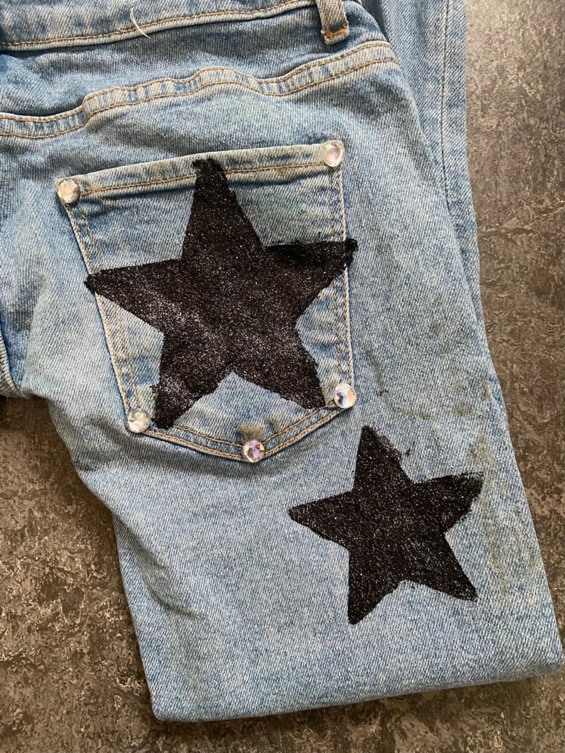 Ljusblå jeans med svarta stjärnor - 2