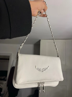 Zadig & Voltaire väska  - Liten vit Zadig väska med två olika kedjlänger🫶🏼