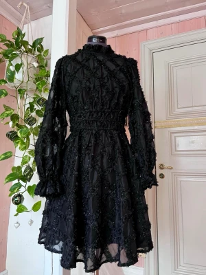 Klännig - Superfin klänning. Använd en gång. Den kommer med en separat underklänning 🖤