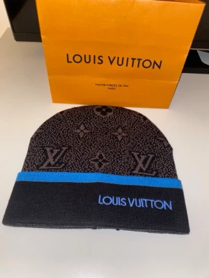 Fin mössa - Fin blå och svart/grå mössa