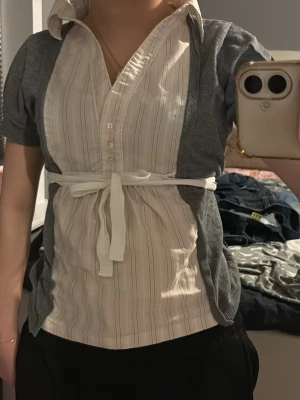 Snygg tröja !!! - En snygg tröja som knappt har används. Man kan ha den till ett par fina jeans. Jag säljer den för att det inte är min still 💕