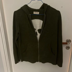 Grön stickad Zadig volitaire ziphoodie  - Hej jag säljer en grön Zadig volitaire dip hoodie som har köpts för mer en ett år sedan. Storleken är 14 och sitter som xxs och passar nån runt 160 (mindre och uppåt) skicket  är bra och har inga synliga defekter på tröjan. Tröjan är nypris runt 1500-2000kr. Skriv om ni undrar något