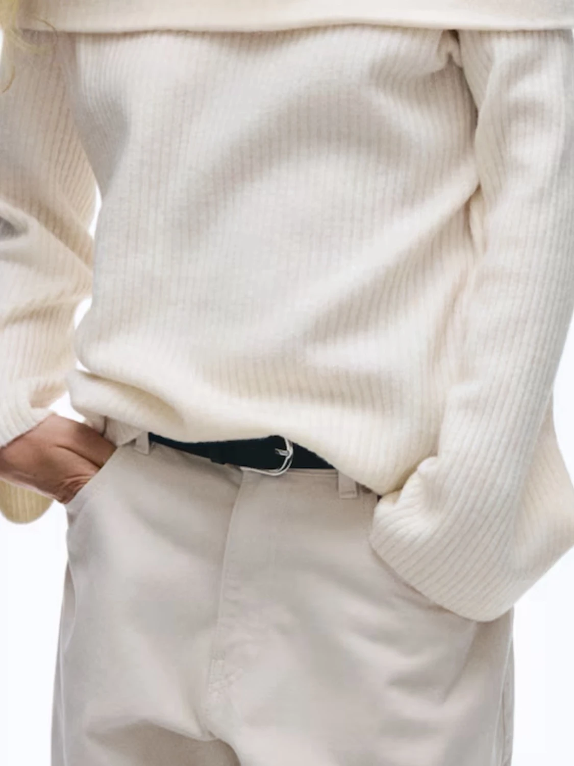 Offshoulder ribbad vit stickad tröja