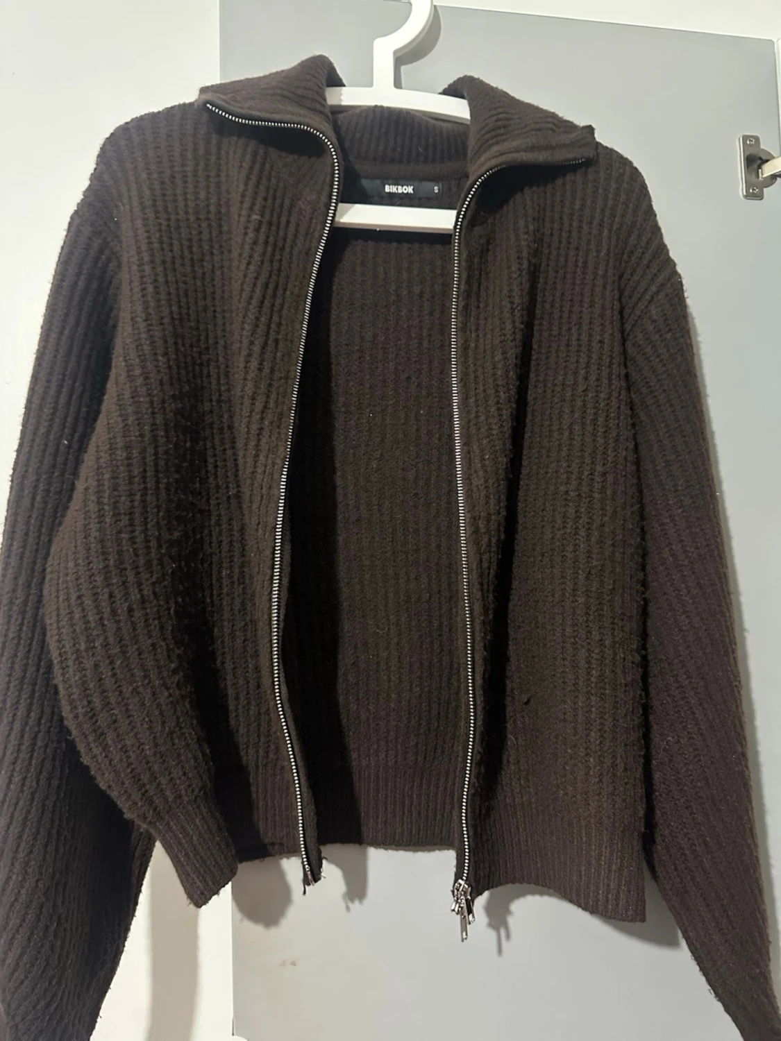 Mörkbrun stickad kofta från Bik Bok - 2