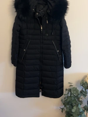 Lång svart jacka från cedrico - Cedrico lång svart vinterjacka cedrico monet light long, är storlek M och sitter jätte fint! lite tunnare vinterjacka skulle jag säga! säljer då den inte passar mig, lite smink fläck på kragen som jag inte testat ta bort och lite slitage vid fickorna som syns på bild men är fortfarande jättefin annars och funkar som den ska 