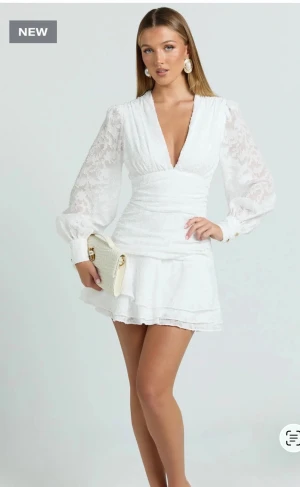 Vit studentklänning 😍 - Superfin vit kort klänning från Showpo med v-ringning, långa spetsärmar och volang i kjolen. Passar perfekt till student eller examen 🥰den är helt ny med prislapp och är endast testad en gång därav helt i nyskick. Nypris 1500kr (med frakten inräknad i priset) klänningen passar mig som har ca 42 i storlek eller M/L☺️klänningen är en av deras nyaste designs och väldigt vacker! Skriv till mig om ni önskar fler bilder eller om ni har några frågor🥰(jag har en body på sista bilden som syns så ni vet)