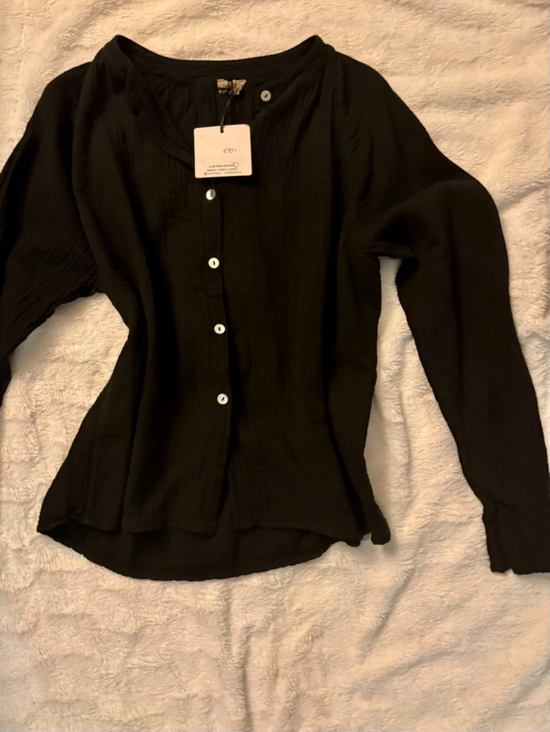 Svart blus i bomull. Mix by heart