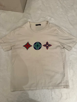 T-shirt  - Bra skick, inga hål / fläckar strl L - passar Medium 