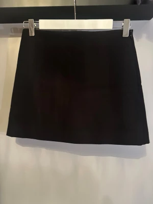 Svart minikjol - Svart minikjol i stl. XS