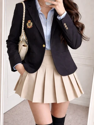 Set strl 36/36 Gant skjorta Gina kavaj preppy Y2K Gossip girl Clueless - Preppy set i äkta Gossip girl stil. Så Y2K!!! Snygg matinblå kavaj från Gina tricot i school girl stil med guldfärgad knapp och broderat emblem på bröstet. Klassisk passform med två fickor fram och krage. Strl 38 men är 36/38. Blå Gant skjorta strl 36. Båda i bra skick!