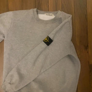 Stone Island Tröja - En jättesnygg stone Island tröja säljs, storlek S och den är grå.  Bra skick kom köp mycket prutvänlig🫶🏿