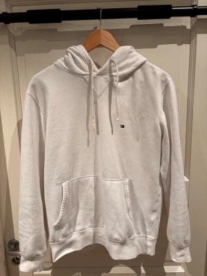 Tommy hilfiger hoodie vit - Tja! Säljer denna vita Tommy Hilfiger hoodien i storlek Small. Skön och bra för lite kyligare väder.