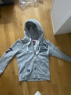 Superdry hoodie  - Tja! Säljer mina Superdry hoodie för endast 329kr. Fint skick skicka bud! 