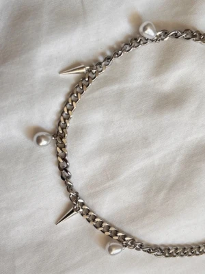 Spiky pearl - Detta coola halsbandet har en 40cm kedja med 5cm förlängningskedja. Halsbandet är i rostfritt stål och passar till semestern, utgång och skola. Hör av dig vid frågor!💕💕 // Valentina 🤍☁️