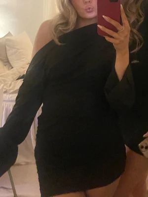 Svart klänning - Jättefin svart klänning som passar till allt!! Endast använd en gång och det fanns inga problem med den💕Sitter löst i armarna och tight under bysten och ner, skriv vid fler bilder💕💕