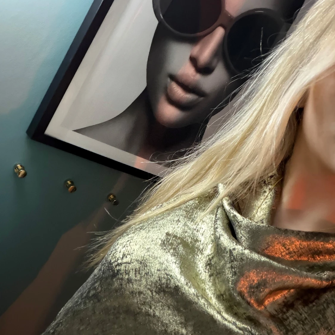 Guldig festtopp med öppen rygg - 4