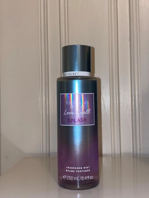 Love Spell Splash Fragrance Mist VICTORIA SECRET - Fräsch och söt body mist med noter av hallon och persikote. Volym: 250 ml. Tillverkad i USA. Perfekt för dig som vill ha en lätt och ungdomlig doft🍑🍓🧼🚿 Ca.90 procent kvar