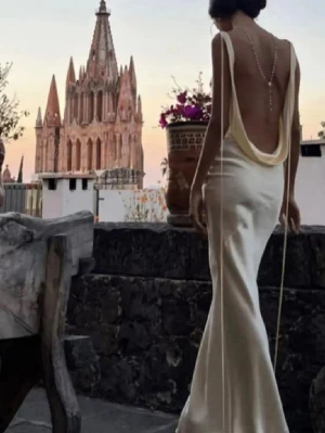 Ljusgul långklänning i satin - Superfin balklänning, endast använd ett fåtal gånger. 