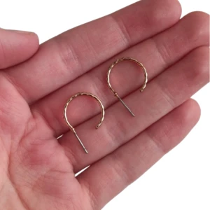 Guldörhängen  - Runda guldhörhängen. I använt men fint skick. Skickas med brev, frakt 15 kr. Fri frakt vid köp av 3 eller fler smycken/smink prylar