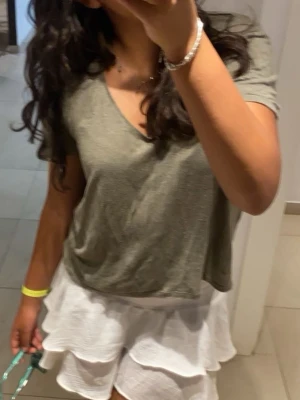 Grön v-ringad t-shirt från Zara - En enkel och mjuk grön t-shirt från Zara med v-ringning och korta ärmar. Modellen är lite loose och passar perfekt till ett avslappnat sommarlook. Tillverkad i tunn bomull som känns skön mot huden💚