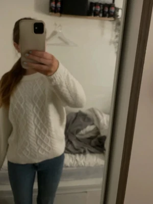 Jeans  - Blå jeans, midwaist skulle jag säga. (Säljer även tröjan i annan artikel. 