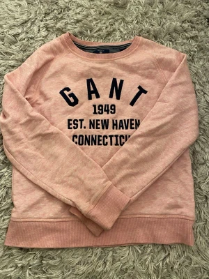 Rosa sweatshirt från GANT - Snygg rosa tröja från Gant i storlek 146/152, skriv gärna vid fler frågor 🩷