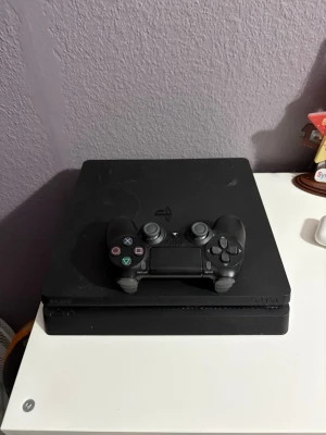PlayStation 4 Slim - PS4 Slim i bra skick. Allt fungerar jättebra utan problem. Det enda som är trasigt är skivläsaren – den läser inte skivor. Konsolen fungerar annars perfekt för digitala spel. Strömkabel och en kontroll ingår.