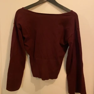 Vinröd stickad tröja Gina Tricot - Använd endast 2 gånger så i toppenskick. Den har breda ärmar och sitter åt i midjan. Tveka inte på att höra av dig om du har funderingar kring något!🫶🏻