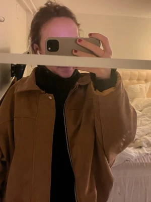 Suede  jacka  - Skit snygg jacka köpt i Madrid!! Vet ej om är riktig mocka eller suede men bra material o skit snygg till våren o hösten, hade tjocktröja under så fårga gärna om fler bilder! Skulle säga xs-m baserat på önskad passform!!❤️❤️❤️ använd några gånger 