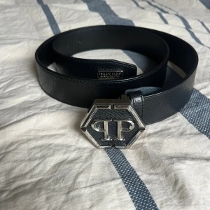 Philipp Plein - Bälte i väldigt bra skick inte använd så mycket! Köpt i NK och kvitto finns! Nypris 4000kr