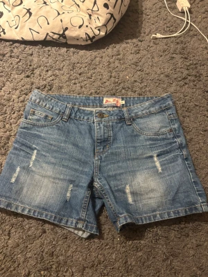 Blå jeansshorts från Miss Milla - Jeansshorts i strl 38