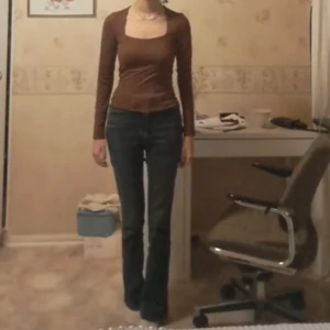 Vinröd HM topp  - Snygg vinbrunröd topp med sbached passform. Särskilt för 125 kr, storlek XS. Prislapp på (!) Från HM