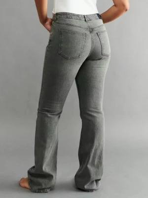 Grå Jeans Gina Tricot  - Bootcut jeans med medelhög midja. Jeansen är gråa och har en slim fit i denim med låg stretch. Använd ett par gånger. Ordinarie pris 499kr. Från Gina Tricot🩶