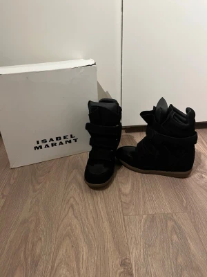 Isabel marant - Isabel marant wedge boots. Använda en gång inomhus. Storlek 38. Box medföljer. Det är i perfekt skick och perfekta nu på vintern!