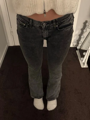 Graå jeans, mid-waist😍 - Ett par riktigt snygga mid-waist jeans, flared/bootcut!🤩 Storleken är 34/XS, modellen är 163cm lång. Dom är i bra skick, väldigt sparsamt använda. Går jättebra att använda ”Köp nu”, vi skickar inom 1-2 dagar🥰 Bara att skriva vid funderingar🤗