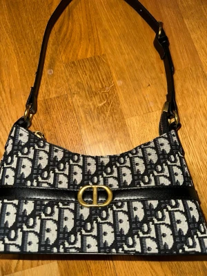 Säljer min helt nya mörkblå hand väska - Säljer min fina mörkblå väska som jag aldrig använt. Vet tyvärr inte om den är äkta men den är jätte fin