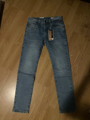 Ljusblå slim jeans från Jack & Jones - Snygga ljusblå jeans från Jack & Jones i slim fit-modell. Klassisk 5-ficksdesign med stretch för bra passform och komfort. Jeansen har en modern, lätt tvättad look som passar både till vardag och lite mer uppklädda outfits.