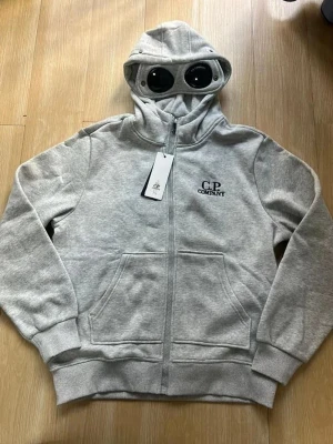 Cp company zib upp - En jättesnygg hoodie från cp company 